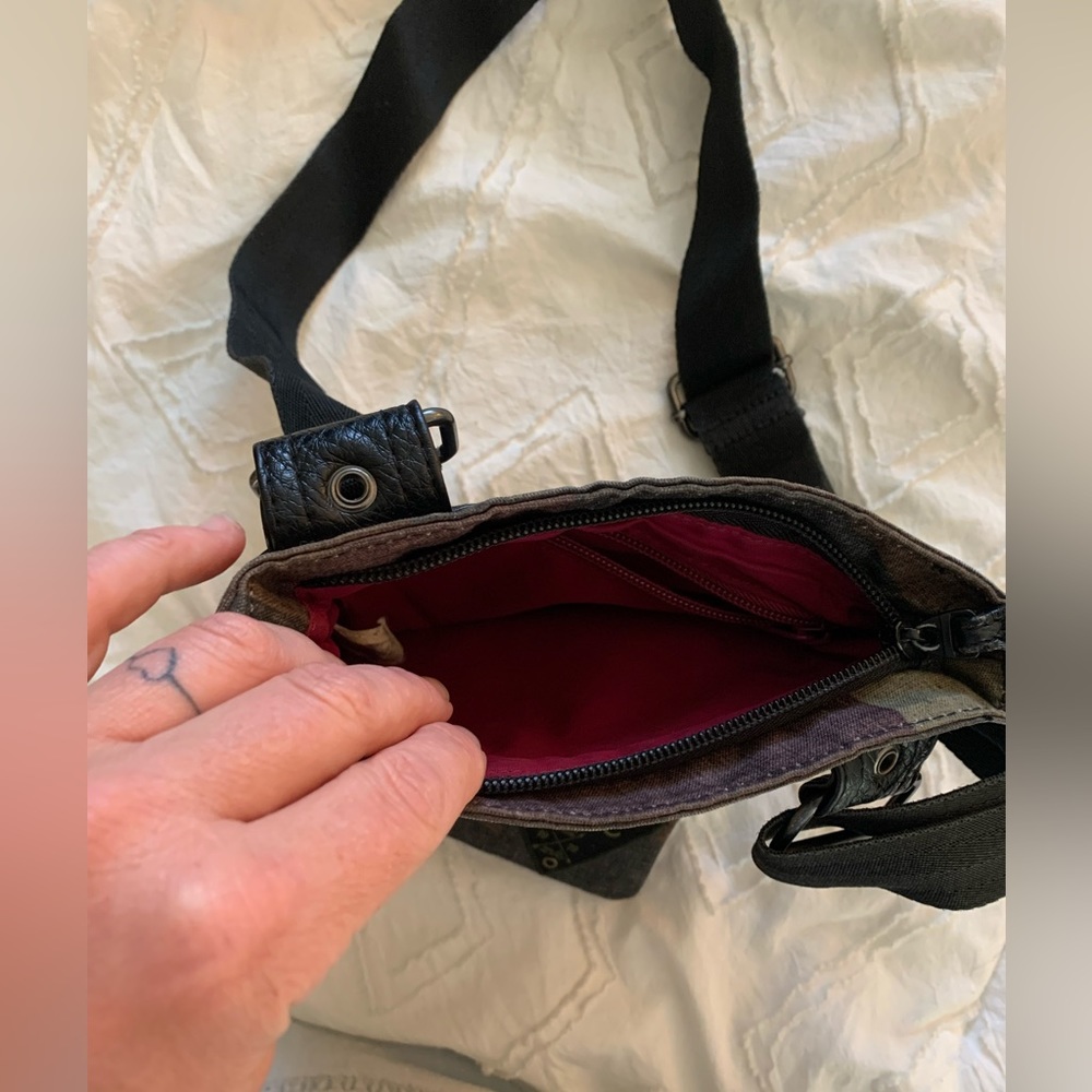 DAKINE green camo sling purse - Picture 4 of 5